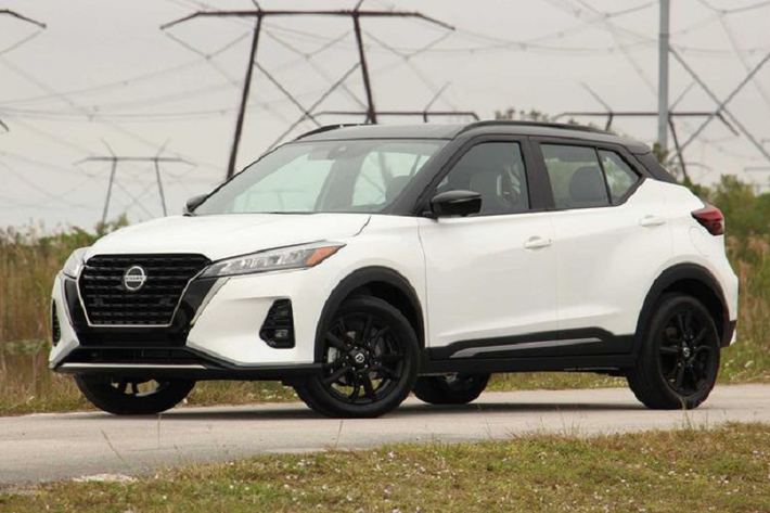 Về diện mạo, Nissan Kicks 2021 mới được cập nhật với lưới tản nhiệt "V-motion kép" ở phía trước, trông lớn hơn đáng kể so với trước đây. Đèn pha LED hiện đã có sẵn cho Kicks 2021, riêng bản SR sẽ đạt tiêu chuẩn với đèn sương mù LED.