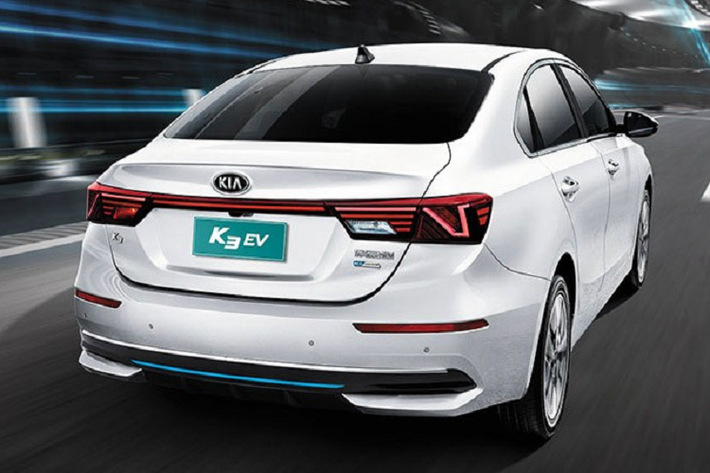 Tại thị trường Trung Quốc, xe có 2 phiên bản với giá xe Kia K3 EV 2021 dao động từ 176.800 - 186.800 Nhân dân tệ (khoảng 637 - 673 triệu đồng). Hiện chưa rõ sau Trung Quốc, phiên bản chạy điện của Kia K3 có được bày bán ở những thị trường khác trên thế giới hay không.