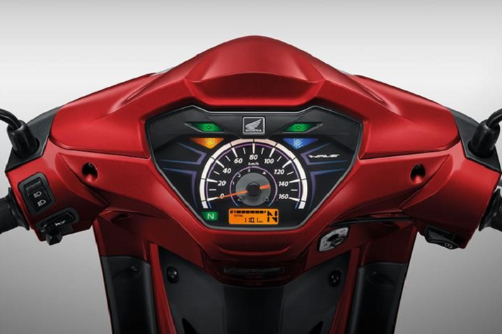 Không chỉ thay đổi ở động cơ, Honda Wave 110i 2021 còn được thay đổi làm tăng sự thoải mái cho chiếc xe với cốp xe tăng 35% sức chứa, bình xăng lớn hơn có dung tích 5 lít cùng với một bộ đồng hồ mới được kết hợp cùng màn hình điện tử nhỏ đặt phía dưới cho thông số thêm phần chi tiết và bắt mắt.