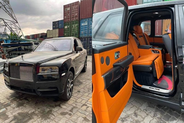 Được nhập khẩu thông qua một đại lý tư nhân có tiếng, chiếc Rolls-Royce Cullinan Black Badge đời mới thứ 3 tại Việt Nam cũng có ngoại thất sơn đen toàn bộ - đặc trưng của phiên bản Black Badge, đến biểu tượng Spirit of Ecstasy cũng được phủ đen huyền bí, ống xả hay logo Rolls-Royce bên hông xe cũng không ngoại lệ.