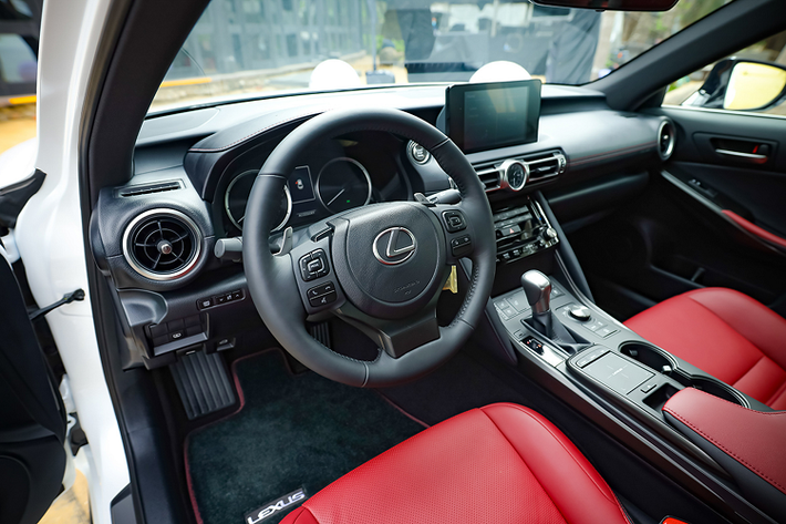 Phiên bản Lexus IS 300 Luxury sử dụng động cơ 4cyl thẳng hàng, dung tích 2.0L cho công suất tối đa 241 mã lực tại 4.800 – 5.800 vòng/phút và mô men xoắn cực đại 350Nm tại 1.650 – 4.400 vòng/phút. Sức mạnh được truyền xuống cầu sau (RWD), thông qua hộp số tự động 8 cấp. Xe có 3 chế độ lái: Eco, Normal và Sport.