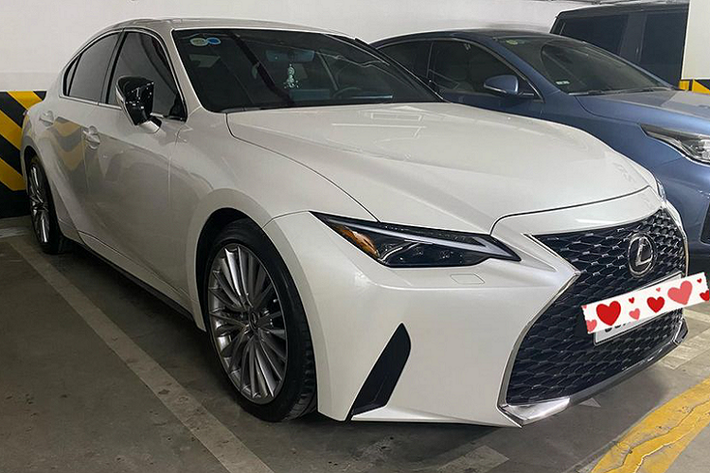 Theo thông tin rao bán, chiếc Lexus IS 2021 mới này chỉ lăn bánh khoảng 700km và đang trong tình trạng như xe mới. Xe thuộc phiên bản IS 300 Luxury và hiện được chủ nhân chào bán với giá 2,6 tỷ đồng. Tức cao hơn mức giá niêm yết 2,49 tỷ đồng cho phiên bản IS 300 Luxury, tuy nhiên người mua sẽ tiết kiệm kha khá chi phí lăn bánh lên đến vài trăm triệu đồng.