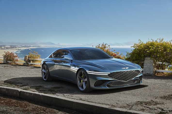 Là mẫu xe concept thứ 5 trong lịch sử của thương hiệu xe sang Hàn Quốc, Genesis X hoàn toàn mới được thiết kế theo chủ đề “Two Lines”. Thấp và rộng, chiếc xe tiếp tục thể hiện những dấu hiệu thiết kế đặc trưng của Genesis, đồng thời chuyển sang phong cách thiết kế tương lai với kiểu dáng coupe bóng bẩy.