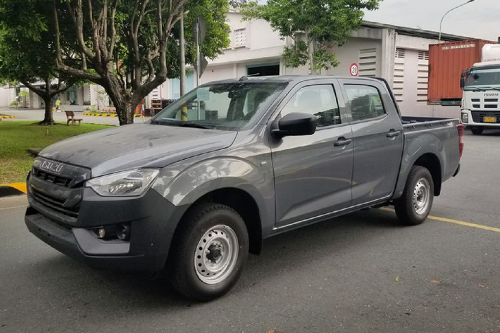Theo tìm hiểu, Isuzu D-Max 2021 cabin đôi, giá rẻ này có giá bán 499 triệu đồng. Tuy nhiên, khách hàng được ưu đãi giảm giá bán 20 triệu đồng, hạ giá bán còn 479 triệu đồng. Tương tự nhu các phiên bản khác của dòng bán tải D-Max 2021, phiên bản này được nhập khẩu trực tiếp từ Thái Lan.