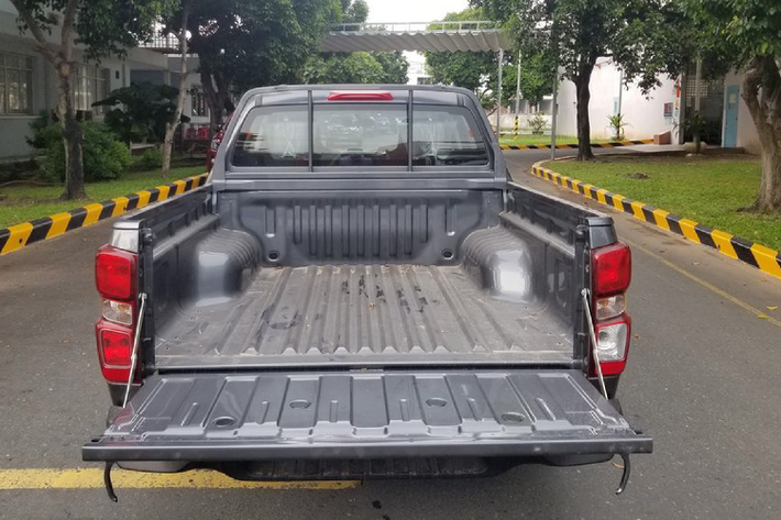 Tại Thái Lan, D-Max cabin đơn này còn có phiên bản máy dầu 3.0L 2 cầu. Tuy nhiên phiên bản này không được đưa về Việt Nam, vì thuế TTĐB áp lên dung tích động cơ, đẩy giá bán lên cao. Ngoại thất xe sử dụng đèn pha bóng halogen, cản trước được sơn màu đen, mâm sắt.
