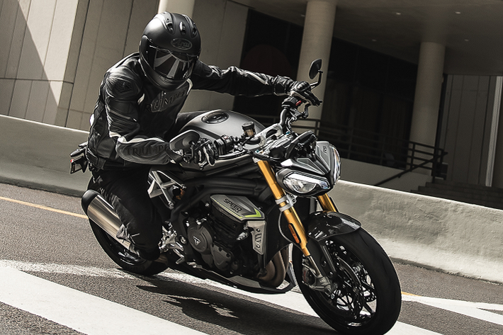 Stuart Wood, Kỹ sư ý tưởng trưởng của Triumph cho biết sẽ chỉ có một biến thể của Triump Speed Triple 1200 mới được sản xuất, không có kế hoạch sản xuất thêm bất kỳ biến thể nào hoặc một chiếc siêu môtô Daytona dựa trên động cơ này. Đây là động cơ hoàn toàn mới, lấy kỹ thuật phát triển từ hợp đồng cung cấp động cơ Moto 2 của Triumph, và sản sinh công suất 180 PS (177 mã lực) tại 10.750 vòng/phút và mô-men xoắn cực đại 125 Nm tại 9.000 vòng/phút trong khi Streetfighter V4 đạt 208 mã lực.