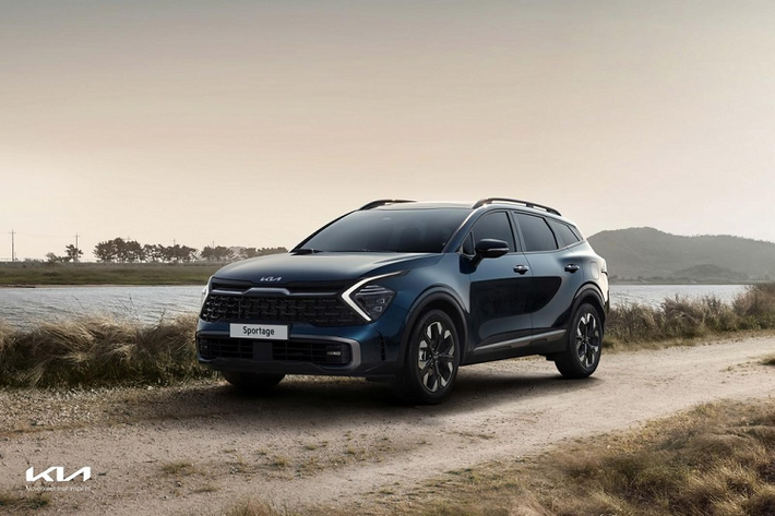 Đằng sau Kia Sportage 2022 xuất hiện cụm đèn hậu nối liền với nhau, giúp xe nổi bật giữa phố đông. Tùy vào bản trang bị, Kia Sportage 2022 sẽ đi kèm vành có đường kính 17 inch, 18 inch hoặc 19 inch. Riêng bản X-Line cao cấp nhất của xe sẽ được bổ sung cản va hầm hố hơn, thanh ba-bô-lê bên sườn và baga nóc. Trong khi đó, bản GT-Line lại có điểm nhấn riêng là màu sắc sáng hơn hay những bề mặt màu đen và trắng trong nội thất.
