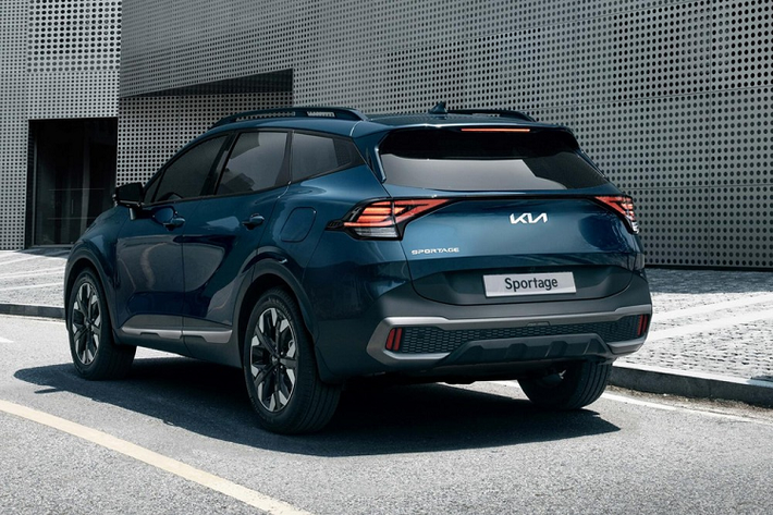 Nằm bên trong Kia Sportage 2022 là cấu trúc khung gầm N3 giúp xe có khả năng off-road tốt hơn. Ngoài ra, xe còn được trang bị công nghệ Terrain Mode hoàn toàn mới, có tác dụng điều chỉnh các cài đặt của xe cho phù hợp với điều kiện vận hành như đường tuyết, bùn và cát. Thêm vào đó là 4 chế độ lái, bao gồm Comfort, Eco, Sport và Smart, để phù hợp với việc vận hành trên đường phố.