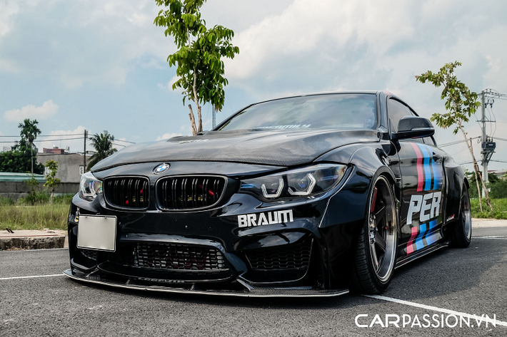 Toàn bộ các chi tiết nói trên đều được ông chủ garage PERfamily tự tay lắp ráp lên chiếc BMW 428i Coupe với tổng chi phí gần 1 tỷ đồng - tiền độ đủ để “đập thùng” một chiếc Honda Civic RS. Nguyên bản xe mang lớp sơn màu trắng khá tinh tế, tuy vậy đã được chủ nhân dán decal đổi sang tông màu đen bóng với 3 dải màu chạy dọc trên thân xe làm điểm nhấn.