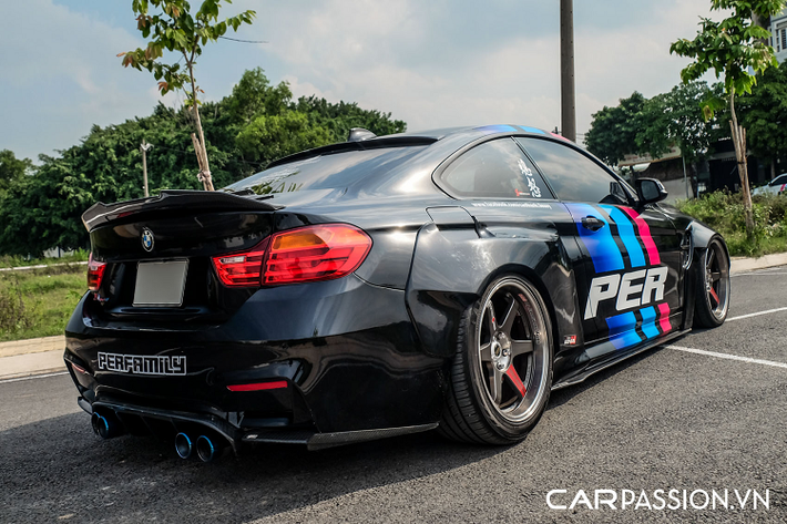Hiện tại, anh Cao Thanh Phong đang sở hữu một chiếc BMW 428i Coupe hàng khủng được độ với hàng loạt món đồ chơi đắt giá, đây cũng là nhân vật chính xuất hiện trong bài viết này. Mẫu xe thể thao nước Đức được anh Cao Thanh Phong mua lại với giá khoảng 1,4 tỷ đồng cách đây hơn 3 năm nhằm thực hiện dự án "biến hình" đầy công phu.