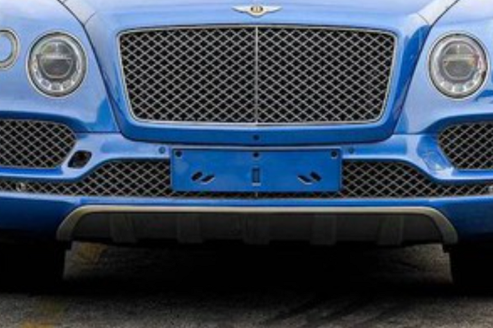 SUV siêu sang Bentley Bentayga phiên bản kỷ niệm 100 năm được trang bị động cơ xăng V8, tăng áp kép, dung tích 4.0 lít, sản sinh ra công suất tối đa 542 mã lực và mô-men xoắn cực đại 770 Nm. "Trái tim" này giúp mẫu SUV siêu sang của Bentley có thời gian tăng tốc từ vị trí xuất phát lên 100 km/h chỉ trong 4,5 giây trước khi đạt vận tốc tối đa 289 km/h.