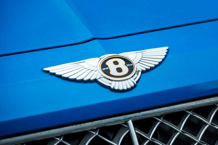 Dòng xe SUV siêu sang trên thế giới đang tập trung vào 3 sản phẩm cũng như phân khúc khác nhau là Rolls-Royce Cullinan, Bentley Bentayga W12 và Bentley Bentayga V8 cùng Mercedes-Maybach GLS 600. Trong số này, Bentley Bentayga là mẫu xe đi tiên phong trong việc tạo ra 1 chiếc SUV siêu sang dành cho giới nhà giàu. Khá thú vị là dòng xe SUV siêu sang Bentley Bentayga đã có hơn 80 chiếc được mang về nước theo diện nhập khẩu chính hãng lẫn tư nhân.