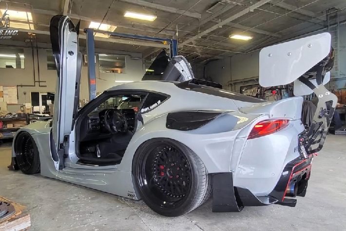 Một trong những điểm đặc sắc nhất của chiếc Toyota GR Supra 2021 mới mui trần đó là nó có một đôi cửa cắt kéo giống như Lamborghini Aventador. Tất nhiên nó chỉ là một dự án độ độc nhất vô nhị và Toyota không hề cung cấp tùy chọn cửa cắt kéo, vậy nên nếu ai đó mong muốn có một chiếc GR Supra với cửa kiểu Lamborghini, họ hoàn toàn không có cơ hội – cho tới bây giờ.