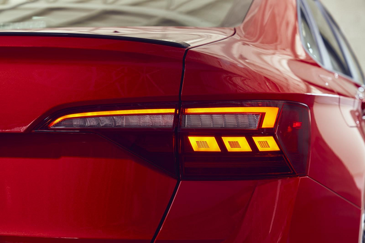Phiên bản VW Jetta 2022 tiêu chuẩn sẽ có 7 tùy chọn màu ngoại thất, bao gồm Kings Red Metallic (Đỏ), Oryx White Metallic (Trắng), và Rising Blue Metallic (Xanh). Trong khi đó Jetta GLI sẽ có 5 tùy chọn màu sắc. Các tùy chọn lazăng cho xe gồm 16 inch từ bản trang bị thấp nhất cho đến 18 inch trên bản GLI, bên cạnh đó là hai tùy chọn lazăng màu đen nâng cao.