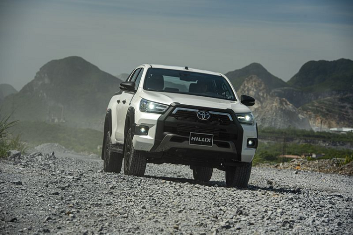 7. Toyota Hilux 2020 (628 - 921 triệu đồng) Toyota Hilux mới đã được cải tiến đáng kể về kiểu dáng để có được một ngoại hình hầm hố và táo bạo, giúp Hilux tự tin hơn khi đứng cạnh đối thủ Ford Ranger.