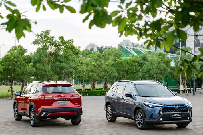 2. Toyota Corolla Cross (720 - 918 triệu đồng) Toyota Corolla Cross mới là một cái tên hoàn toàn mới tại thị trường Việt Nam, tuy nhiên mẫu crossover hạng B này đã nhanh chóng thu hút khách hàng bởi kiểu dáng trẻ trung, khoẻ khoắn và khả năng vận hành linh hoạt, mạnh mẽ. Nội thất xe được đánh giá cao về sự thoải mái, êm ái và rộng rãi.