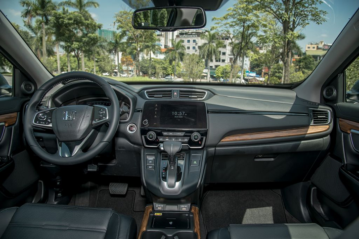 Honda CR-V 2020 gây ấn tượng với người tiêu dùng nhờ việc bổ sung hệ thống Honda Sensing tiên tiến lần đầu tiên được áp dụng tại Việt Nam. Hệ thống này bao gồm các chức năng Hỗ trợ giữ làn đường, Giảm thiểu chệch làn đường, Hỗ trợ phanh chủ động, Đèn pha thích ứng tự động và Hệ thống kiểm soát hành trình thích ứng. Trên 2 phiên bản cao là G và L, CR-V 2020 còn được trang bị hệ thống camera LaneWatch.