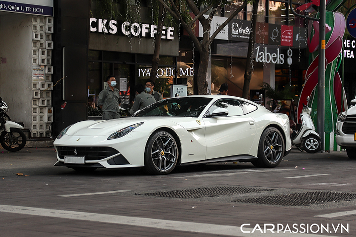 Kể từ khi được ra mắt chính thức vào sự kiện triển lãm xe hơi quốc tế Geneva Motorshow vào năm 2012, F12 Berlinetta được sản xuất và bán ra trong khoảng 5 năm trước khi được thay thế bởi Ferrari 812 Superfast. Đồng thời, Ferrari F12 Berlinetta chính là mẫu xe cuối cùng được thiết kế với sự hợp tác của nhà thiết kế trứ danh Pininfarina.