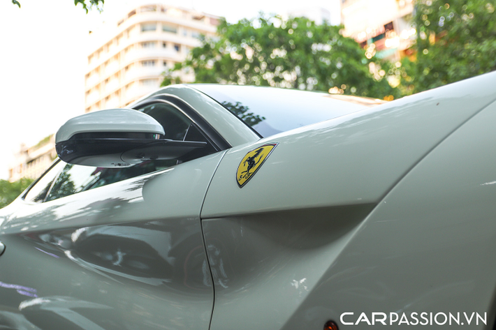 Ferrari F12 Berlinetta được trang bị động cơ V12 hút khí tự nhiên, có dung tích 6.3 lít, sản sinh công suất tối đa 731 mã lực và mô men xoắn cực đại đạt mức 690 Nm. Đi kèm với đó là hộp số ly hợp kép 7 cấp, giúp “siêu ngựa” có thể tăng tốc từ 0–100 km/h chỉ trong vỏn vẹn 3 giây và tốc độ tối đa 340 km/h. Chiếc Ferrari F12 Berlinetta màu trắng này được đưa về nước vào khoảng tháng 6/2015.