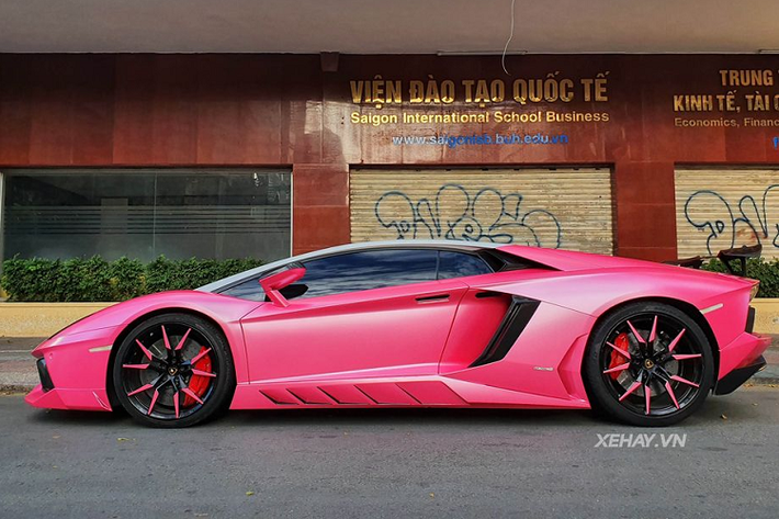 Ngoài những trang bị kể trên, siêu phẩm Aventador này còn được trang bị nắp động cơ bằng kính trị giá ngang ngửa một chiếc Kia Morning. Đặc biệt, không thể thiếu trên một siêu xe như Lamborghini Aventador là bộ ống xả hàng hiệu Fi, cho ra những âm thanh đanh thép và đúng chất.