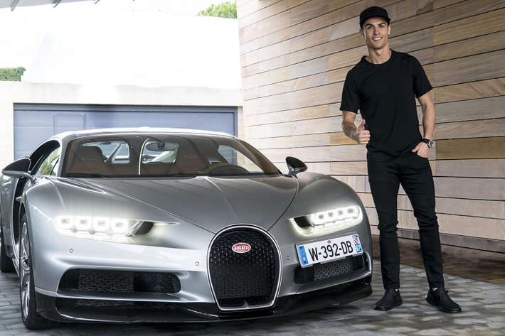 Garage siêu xe của Ronaldo có gần như đầy đủ các thương hiệu xe siêu sang, siêu xe với giá trị lên đến 22,5 triệu USD. Gần đây, siêu sao này bắt đầu chuyển sang thú chơi xa xỉ hơn - du thuyền. Ảnh: Motor1.