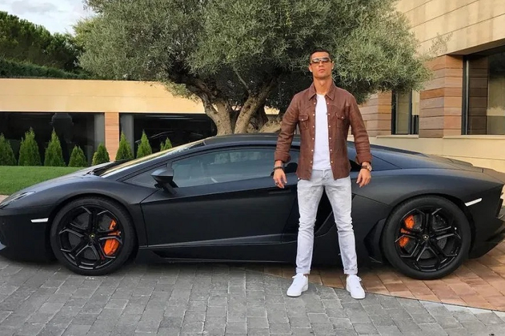 Ronaldo đã ra quân cùng đội tuyển Bồ Đào Nha đối đầu với Hungary ở trận đấu mở màn bảng F của Euro 2020. Không chỉ được đánh giá cao hơn trên sân cỏ, chỉ riêng bộ sưu tập siêu xe và du thuyền của Ronaldo đã có giá 30 triệu USD, áp đảo so với toàn bộ các cầu thủ Hungary.