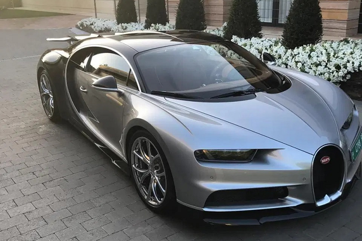 Bugatti Chiron (3 triệu USD): Năm 2017, Ronaldo bỏ ra 3 triệu USD để mua chiếc Bugatti Chiron màu bạc. Với tốc độ tối đa 418 km/h, Chiron không phù hợp với điều kiện giao thông đông đúc tại Turin (Italy). Do đó, trong suốt thời gian khoác áo Juventus, Ronaldo không sử dụng siêu xe này. Ảnh: The Sun.