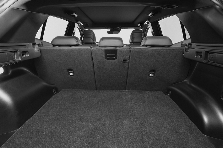 Xe có 4 chế độ lái khác nhau, bao gồm Comfort, Eco, Sport và chế độ mới Terrain, giúp xe có thể vận hành trên nhiều địa hình phức tạp như tuyết, bùn, cát... Phiên bản mới cũng được trang bị hệ thống treo điều chỉnh điện, cho phép người lái thay đổi thuộc tính vận hành theo nhu cầu và sở thích.