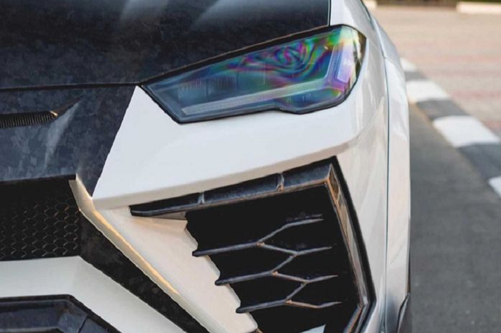 Đầu xe đã được Mansory làm mới bằng những đường nét góc cạnh, sắc sảo khiến siêu SUV trông hầm hố và dữ dằn hơn, đối lập hoàn toàn với cabin màu tím "sến súa".