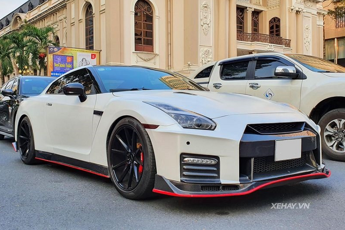 Đây là một chiếc siêu xe Nissan GT-R đời cũ đã được độ thành phiên bản hiệu năng cao GT-R Nismo, chiếc xe thể thao từng trải qua khá nhiều lần "thay áo" trước khi dừng ở việc dán decal trắng như hiện tại. Ban đầu, xe có ngoại thất màu đỏ tươi.
