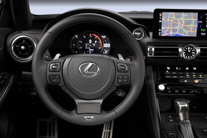 Nhằm đảm bảo an toàn cho người lái, hành khách cũng như những người xung quanh, Lexus đã bổ sung thêm tính năng Safety System+. Hệ thống này sử dụng radar và camera để đưa ra cảnh báo trước khi có va chạm sắp xảy ra, phanh khẩn cấp tự động khi nhận dạng được tình huống rủi và có chức năng cảnh báo người đi xe đạp và người đi bộ.
