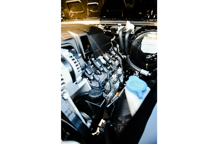 Bên trong khoang cabin, Osprey Custom Cars trang bị cho Defender 90 hệ thống ghế ngồi bọc da màu đen, ghế trước có sưởi, điều hòa, hệ thống thông tin giải trí với màn hình hiển thị 7 inch từ Alpine tương thích Bluetooth/Android Auto/Apple Carplay, camera lùi, cửa sổ chỉnh điện, audio JL, đèn nội thất dạng LED, vô lăng Momo,...