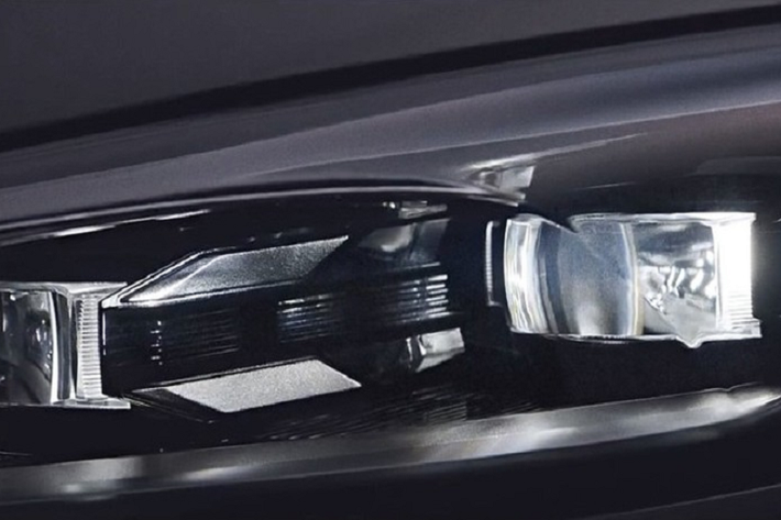 Đằng sau, Kia K8 2022 được trang bị đèn hậu hình chữ Y nối liền với nhau, ôm lấy chắn bùn và nằm ngay bên dưới cánh gió đuôi. Thiết kế đèn hậu này bị nhiều người so sánh là giống với mẫu sedan Trung Quốc Bestune B70 ra mắt vào tháng 9 năm ngoái. Thêm vào đó là 2 đầu ống xả hình chữ nhật, nối với nhau bằng viền kim loại.