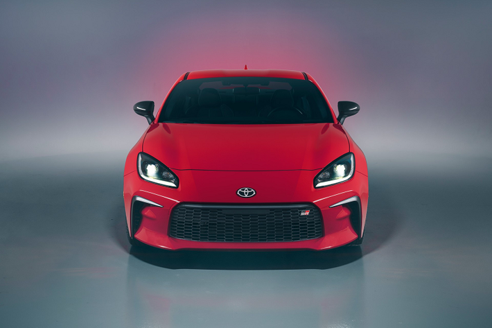 Ở thế hệ thứ 2, Toyota GR 86 trông tinh tế và bắt mắt hơn so với thế hệ "tiền nhiệm". Lưới tản nhiệt "Matrix G Mesh" nổi bật, đèn pha LED bầu bĩnh hơn, các khe hút gió thẳng đứng.