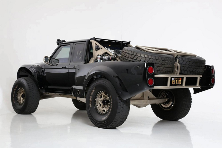 Trang bị một động cơ big block Chevrolet Mk 4, chiếc xe mạnh 681 mã lực dựa theo số liệu từ một máy đo động lực, và tạo ra âm thanh dữ dằn tương ứng dáng vẻ bên ngoài, cộng thêm một hệ thống treo cứng cáp để thực hiện các cú “tung người” ấn tượng trên không trung. Nó xứng đáng là một trong những chiếc xe Ford Ranger Super Cab off-road điên rồ nhất mà chúng ta từng thấy thời gian gần đây.