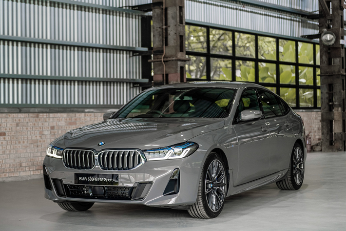 Về công nghệ an toàn và hỗ trợ lái, BMW 630i GT M Sport được trang bị tiêu chuẩn cảnh báo chệch làn đường, cảnh báo chuyển làn và cảnh báo va chạm phía trước, phanh tự động khẩn cấp, cảnh báo phương tiện cắt ngang phía sau, cảnh báo va chạm sau, hệ thống kiểm soát hành trình chủ động.