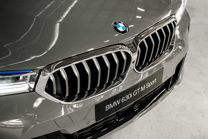 Phiên bản BMW 630i GT M Sport tại Malaysia được bổ sung cản trước mạnh mẽ hơn, các cửa gió lớn hơn, bao gồm 3 cửa gió trung tâm đặt thấp, các khe gió 2 bên mép cản góp phần tản nhiệt cho hệ thống phanh bánh trước. Bên cạnh đó, bản nâng cấp này còn có lưới tản nhiệt hình quả thận mở rộng hơn. Đèn pha BMW Laserlight với hệ thống LED ma trận, đèn định vị hình chữ L tương tự BMW 5-Series mới.
