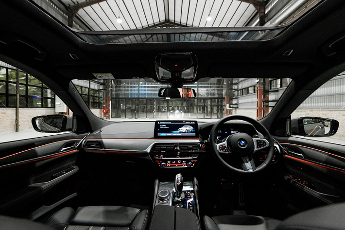 Bên trong, những nâng cấp chính là việc bổ sung hệ thống BMW Live Cockpit Professional, gồm 2 màn hình 12,3 inch. Hệ thống âm thanh Harman Kardon 16 loa, 464 W và các dịch vụ ConnectedDrive.