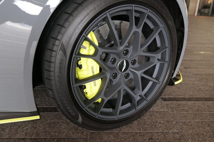 Trên toàn thế giới chỉ có đúng 200 chiếc siêu xe Aston Martin Vantage AMR được sản xuất nhưng sẽ chỉ có khoảng 59 khách hàng đầu tiên mua xe Aston Martin Vantage AMR sẽ sở hữu màu sơn tuỳ chọn xanh lá Sterling Green.