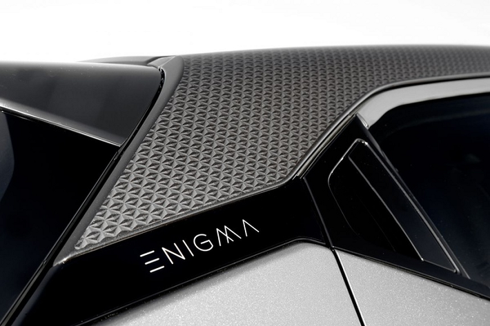 So với phiên bản thường, Nissan Juke Enigma có vẻ ngoài hầm hố và cá tính hơn, với nhiều chi tiết ngoại thất có tone màu tối được trang bị.