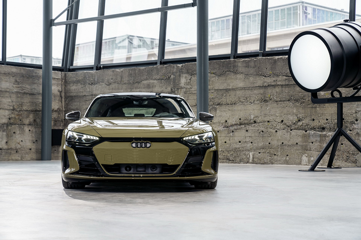 Tại Mỹ, e-tron GT có 2 phiên bản là e-tron GT quattro và bản hiệu suất cao RS e-tron GT. Trong đó, RS e-tron GT là một trong những mẫu xe sản xuất thương mại mạnh nhất của Audi.