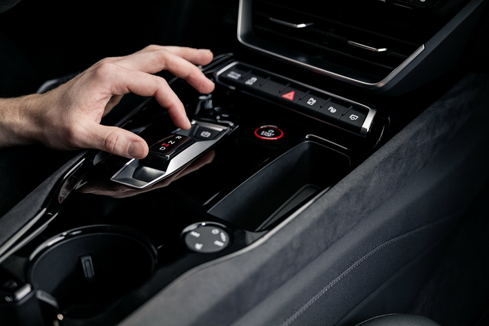 Audi e-tron GT quattro có sức mạnh 476 mã lực, mô-men xoắn 630 Nm trong khi bản RS mạnh 589 mã lực, 830 Nm. Các phiên bản tại châu Âu cũng có hiệu suất tương tự. Giống với Porsche Taycan, 2 động cơ điện của Audi e-tron GT được chia đều cho 2 trục bánh xe.