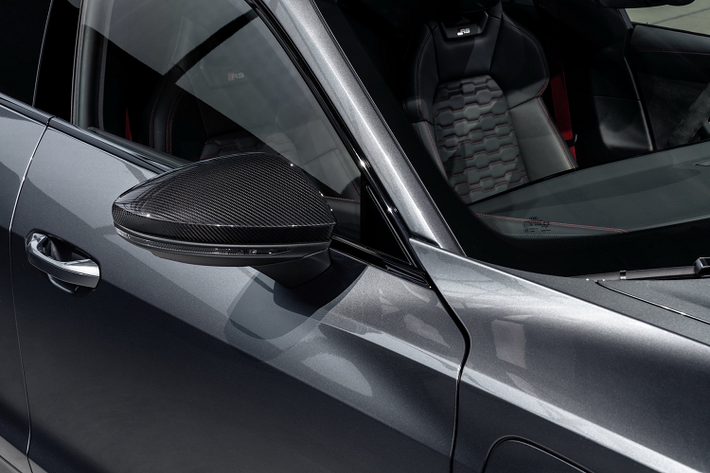 Hiện tại, với mức giá xe Audi e-tron GT tại Mỹ, xe cạnh tranh với 2 đối thủ lớn nhất là Tesla Model S và Porsche Taycan. Mẫu xe điện của Mỹ có giá từ 73.000 USD đến 133.000 USD trong khi “người anh em” Taycan có giá 80.000-188.000 USD.