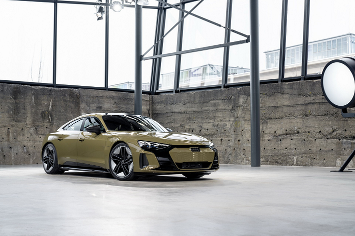 Sau một thời gian hé lộ thông tin, Audi vừa chính thức vén màn chiếc e-tron GT - mẫu sedan chạy điện đầu tiên của hãng. Audi e-tron GT 2021 mới được xem là mẫu xe có thiết kế ấn tượng nhất của Audi trong vài năm gần đây.