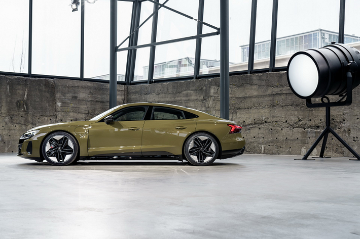 Với mẫu xe sedan điện Audi e-tron GT, Audi hướng đến mẫu xe có thể tiện dụng cho mục đích sử dụng hàng ngày nhưng vẫn đảm bảo hiệu suất mạnh mẽ khi cần. Audi e-tron GT được xây dụng trên nền tảng hiệu suất cao J1, tương tự Porsche Taycan.