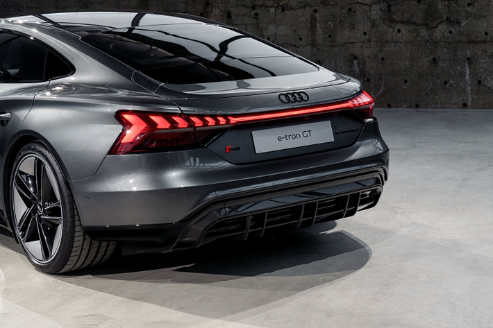 Với sức mạnh này, e-tron GT quattro có thể tăng tốc 0-100 km/h trong 3,9 giây, tốc độ tối đa 245 km/h. Trong khi đó, bản RS e-tron GT chỉ cần 3,3 giây để tăng tốc lên 100 km/h từ vị trí đứng yên và vận tốc tối đa 255 km/h. Khi kích hoạt chế độ overboost, RS e-tron GT có thể tăng tốc 0-100 km/h trong chỉ 2,5 giây.