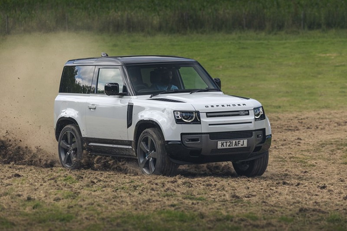 Phiên bản P400 của Land Rover Defender thế hệ mới hiện được trang bị động cơ 6 xy-lanh thẳng hàng 3.0L áp dụng cả công nghệ tăng áp và siêu nạp, sản sinh công suất tối đa 395 mã lực - con số hiệu suất được đánh giá là phù hợp với một chiếc SUV hình hộp nặng hơn 2,3 tấn.