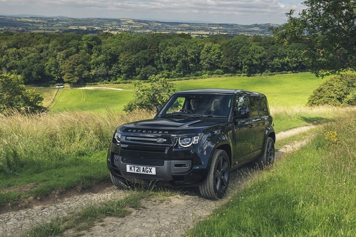 Thế nhưng ở phiên bản mới nhất, Land Rover Defender V8 2022 mới đã được nâng cấp lên với khối động cơ tăng áp V8 5.0L cho ra công suất tối đa lên đến 518 mã lực, mang đến đặc tính vận hành còn mạnh mẽ và hung hăng hơn rất nhiều. Mặc dù con số 518 mã lực có vẻ hơi thừa thãi, nhưng phiên bản mới này đang chứng minh rằng Defender thậm chí còn có thể trở nên vượt trội hơn nữa với nhiều xy-lanh hơn nằm dưới nắp capo.
