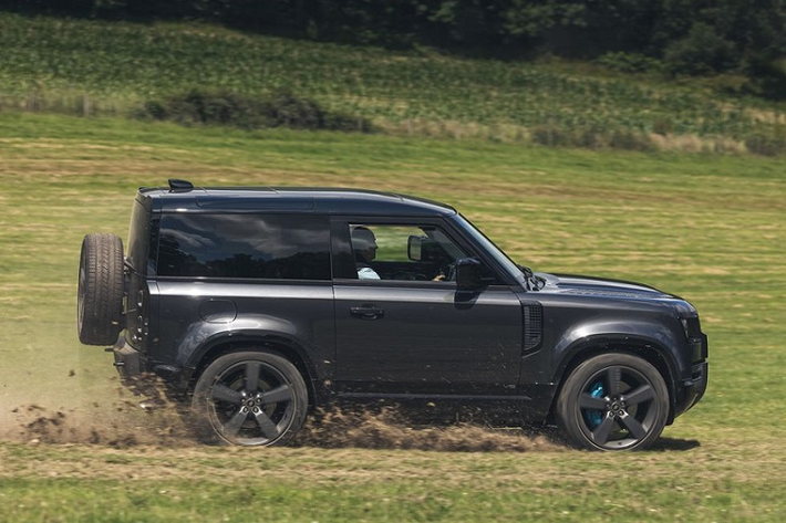 So với những phiên bản thấp hơn, Defender V8 sở hữu một diện mạo tinh tế và mạnh mẽ hơn, bao gồm thân xe rắn chắc với các đường gân dập nổi rõ nét, huy hiệu Land Rover nằm ngay sau cột C và ống xả quad tích hợp trên cản va sau. Tiếng gầm uy lực của động cơ V8 khi khởi động là manh mối rõ ràng nhất cho thấy đây không phải là một chiếc Defender thông thường.