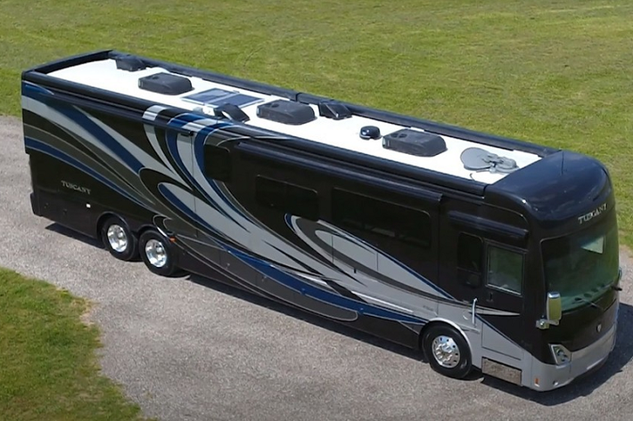 Với sự bùng nổ của thị trường motorhome trong thời gian gần đây, chúng ta ngày càng được thấy nhiều mẫu xe sang trọng, tiện nghi và rộng rãi chẳng kém một ngôi nhà ra đời. Thor Motor Coach chính là một trong những công ty chuyên cung cấp các mẫu xe motorhome đẳng cấp như vậy, và Tuscany thế hệ 2021 là một trong sản phẩm mới nhất, cao cấp nhất của họ.